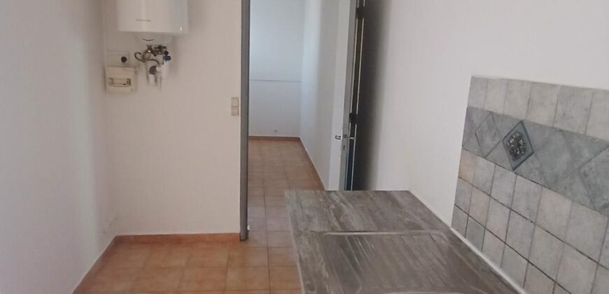 A louer un appartement F2 de 63m2 avec cour situé à 5 mins à pieds du front de mer à Saint Paul