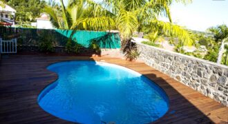 En vente une belle villa T4 type provençale avec piscine et vue mer située dans le secteur prisé de la Possession