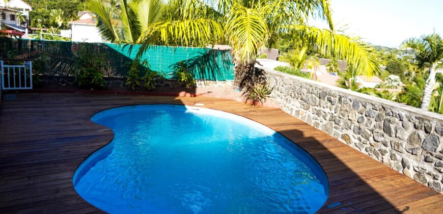 En vente une belle villa T4 type provençale avec piscine et vue mer située dans le secteur prisé de la Possession