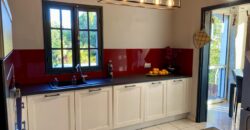 À vendre une superbe villa T7 de 325 m2 entièrement rénovée située en plein centre du Tampon