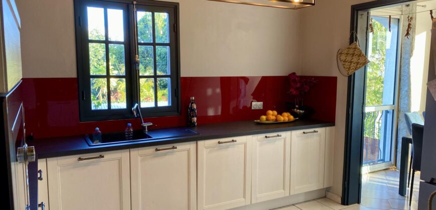 À vendre une superbe villa T7 de 325 m2 entièrement rénovée située en plein centre du Tampon