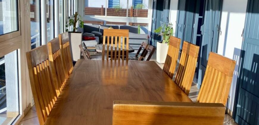 À vendre une superbe villa T7 de 325 m2 entièrement rénovée située en plein centre du Tampon