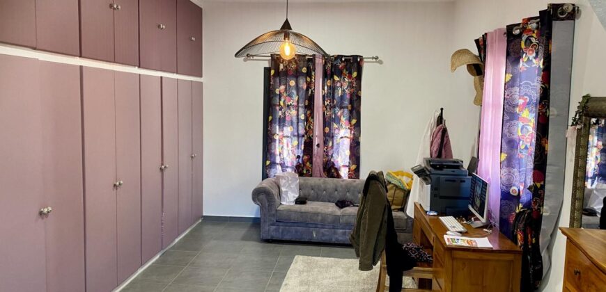 À vendre une superbe villa T7 de 325 m2 entièrement rénovée située en plein centre du Tampon