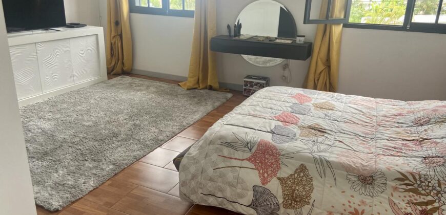 À vendre une superbe villa T7 de 325 m2 entièrement rénovée située en plein centre du Tampon