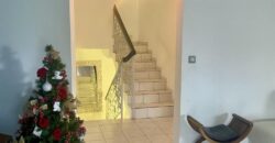 À vendre une superbe villa T7 de 325 m2 entièrement rénovée située en plein centre du Tampon