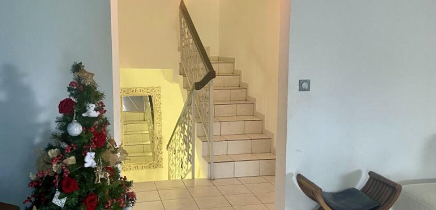 À vendre une superbe villa T7 de 325 m2 entièrement rénovée située en plein centre du Tampon