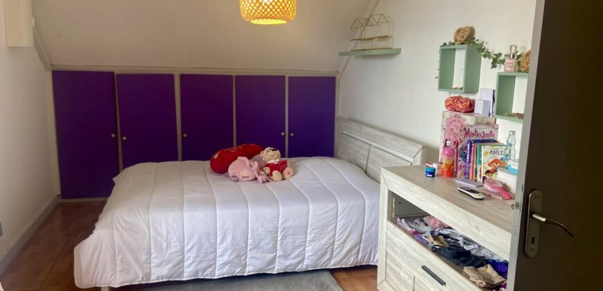 À vendre une superbe villa T7 de 325 m2 entièrement rénovée située en plein centre du Tampon