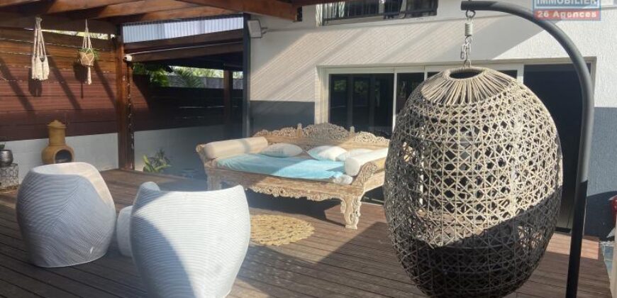 À vendre une superbe villa T7 de 325 m2 entièrement rénovée située en plein centre du Tampon