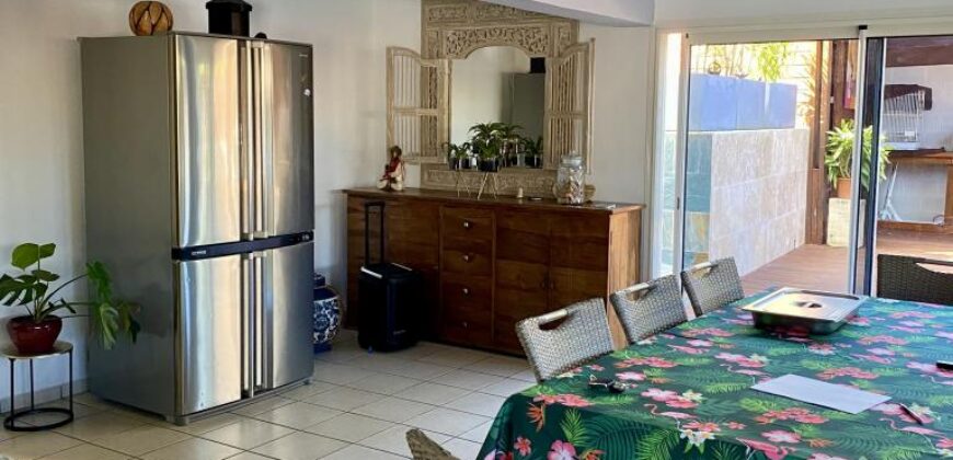 À vendre une superbe villa T7 de 325 m2 entièrement rénovée située en plein centre du Tampon