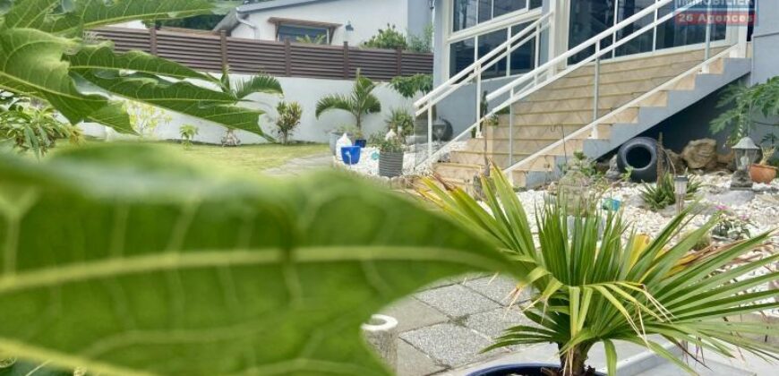 À vendre une superbe villa T7 de 325 m2 entièrement rénovée située en plein centre du Tampon