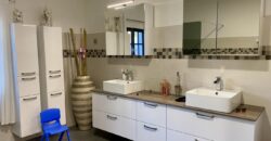 À vendre une superbe villa T7 de 325 m2 entièrement rénovée située en plein centre du Tampon
