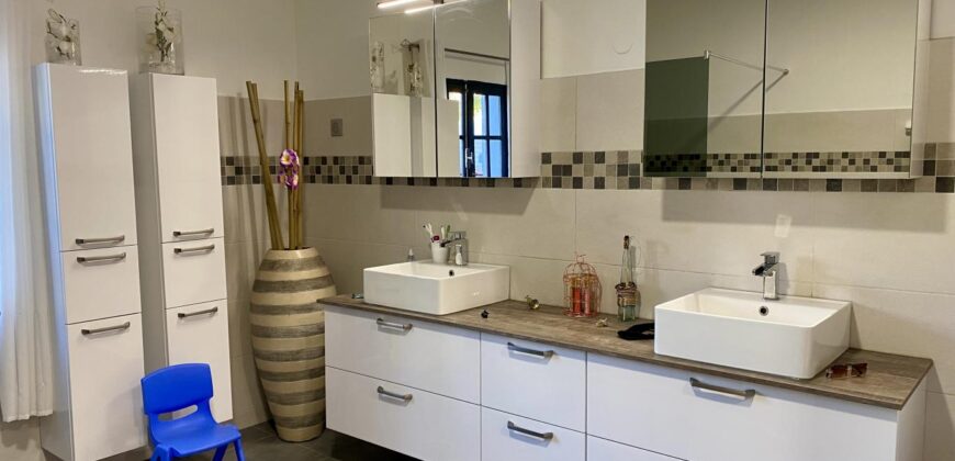 À vendre une superbe villa T7 de 325 m2 entièrement rénovée située en plein centre du Tampon