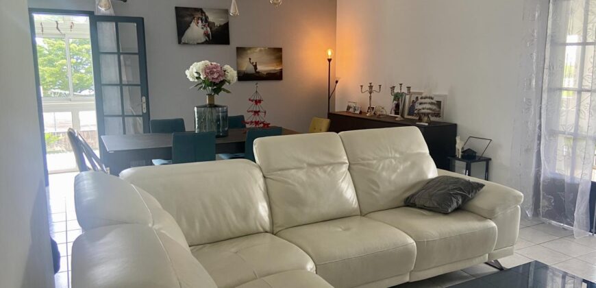 À vendre une superbe villa T7 de 325 m2 entièrement rénovée située en plein centre du Tampon