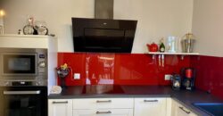 À vendre une superbe villa T7 de 325 m2 entièrement rénovée située en plein centre du Tampon