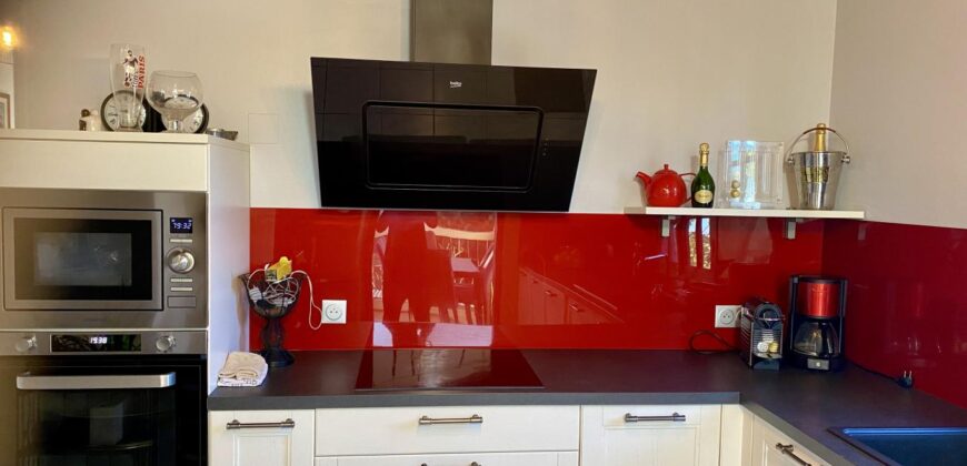 À vendre une superbe villa T7 de 325 m2 entièrement rénovée située en plein centre du Tampon