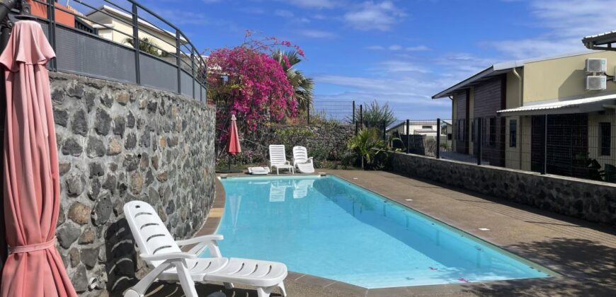En vente un appartement F3 en duplex dans une résidence avec piscine à la Saline les Bains
