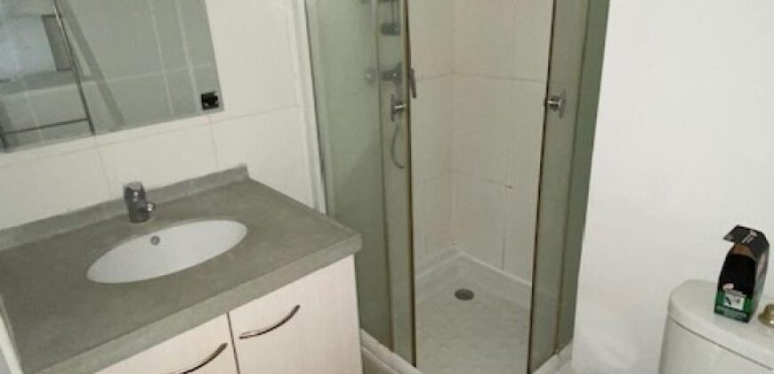 A louer un studio meublé de 23.13m2 proche des commerces et universités à Sainte Clotilde