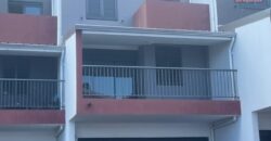 À louer une villa mitoyenne de type F4 située dans une résidence sécurisée aux Avirons