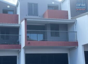 À louer une villa mitoyenne de type F4 située dans une résidence sécurisée aux Avirons