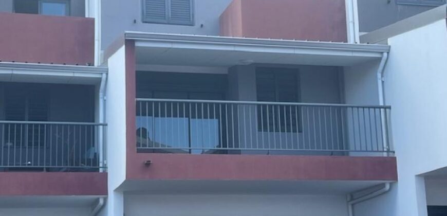 À louer une villa mitoyenne de type F4 située dans une résidence sécurisée aux Avirons