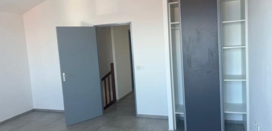 À louer une villa mitoyenne de type F4 située dans une résidence sécurisée aux Avirons