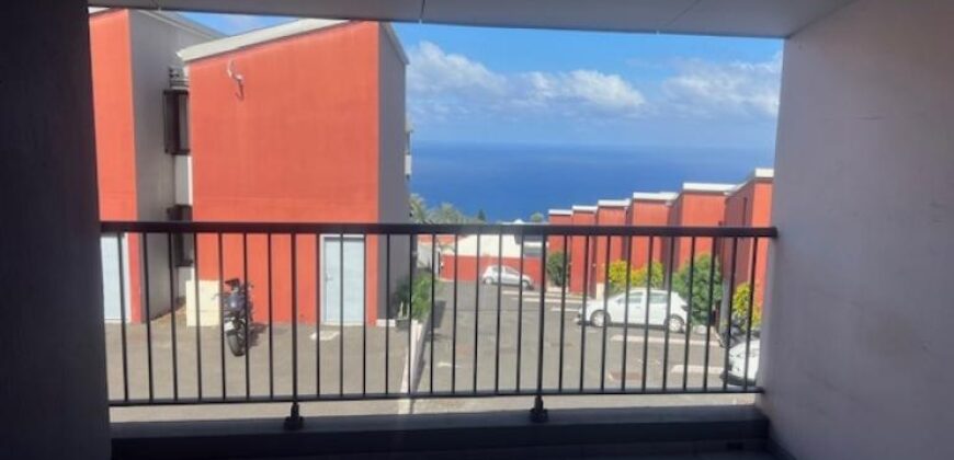 À louer une villa mitoyenne de type F4 située dans une résidence sécurisée aux Avirons