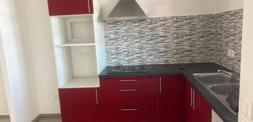 À louer une villa mitoyenne de type F4 située dans une résidence sécurisée aux Avirons