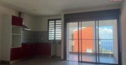 À louer une villa mitoyenne de type F4 située dans une résidence sécurisée aux Avirons