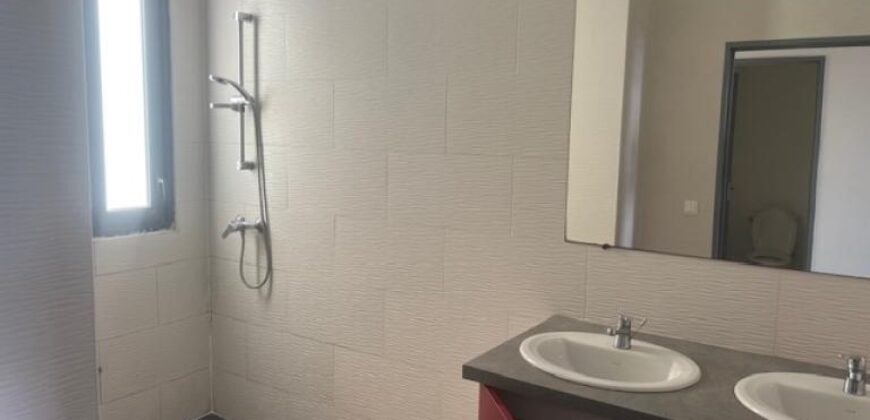 À louer une villa mitoyenne de type F4 située dans une résidence sécurisée aux Avirons