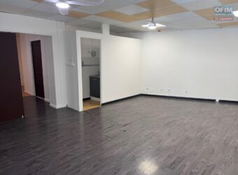 À louer un local professionnelle ou commercial de 66 m2 situé proche du centre-ville du Tampon