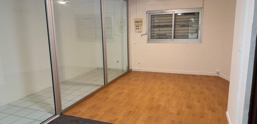 À louer un local professionnelle ou commercial de 66 m2 situé proche du centre-ville du Tampon