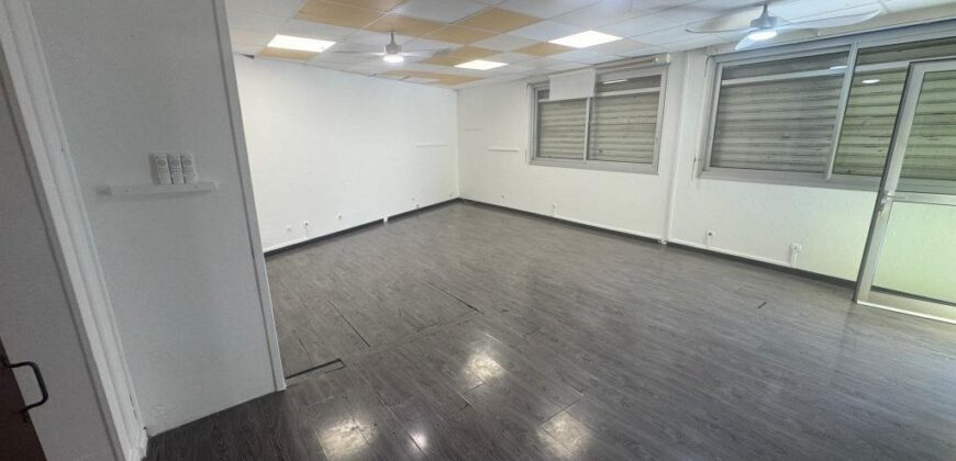 À louer un local professionnelle ou commercial de 66 m2 situé proche du centre-ville du Tampon