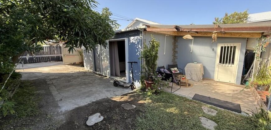 En vente une villa rénovée de 110 m2 située en fond d’une petite impasse calme à Roche Maigre