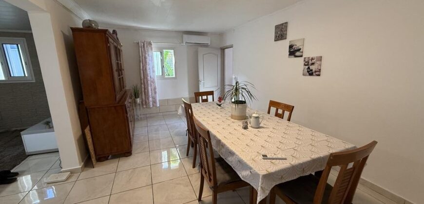 En vente une villa rénovée de 110 m2 située en fond d’une petite impasse calme à Roche Maigre