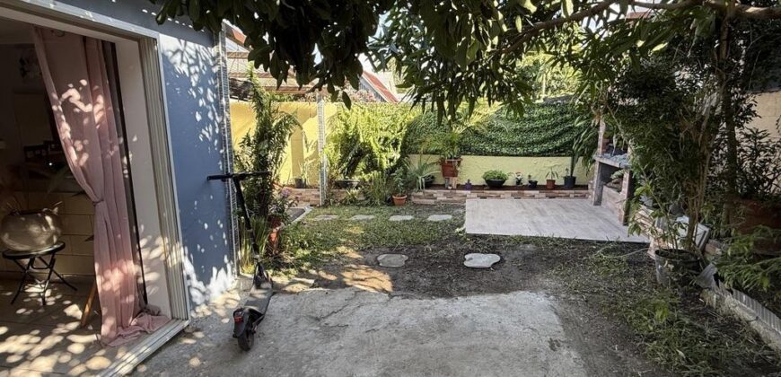 En vente une villa rénovée de 110 m2 située en fond d’une petite impasse calme à Roche Maigre