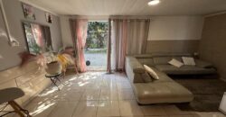 En vente une villa rénovée de 110 m2 située en fond d’une petite impasse calme à Roche Maigre