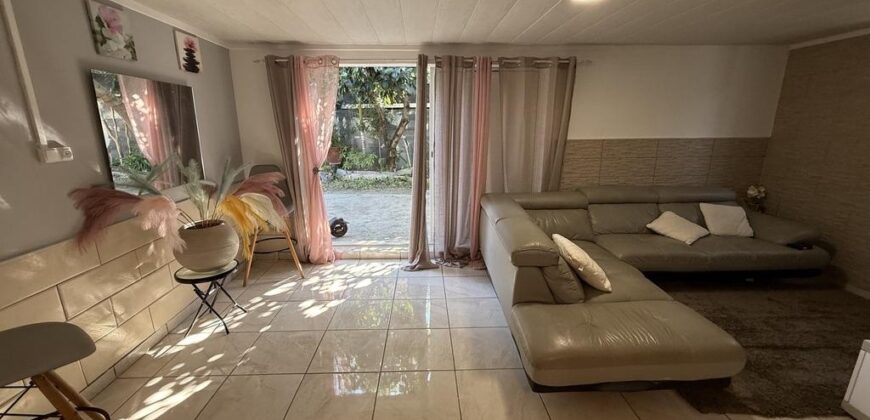 En vente une villa rénovée de 110 m2 située en fond d’une petite impasse calme à Roche Maigre