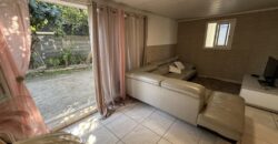 En vente une villa rénovée de 110 m2 située en fond d’une petite impasse calme à Roche Maigre