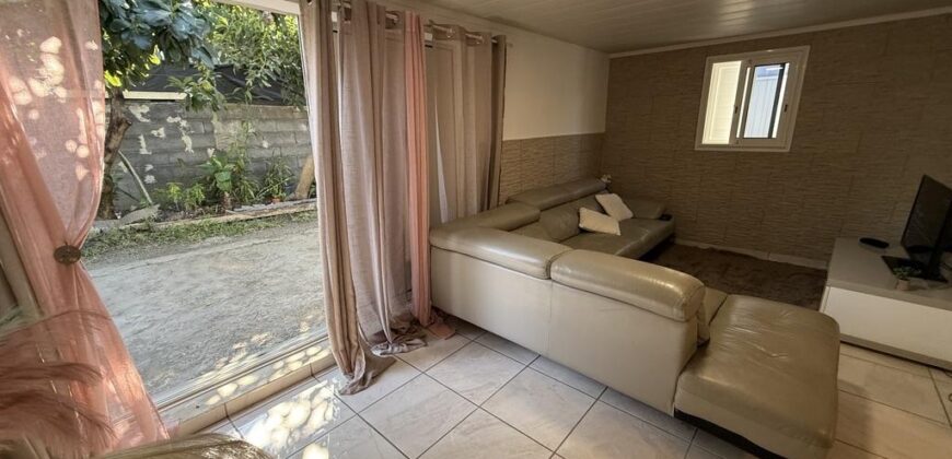 En vente une villa rénovée de 110 m2 située en fond d’une petite impasse calme à Roche Maigre