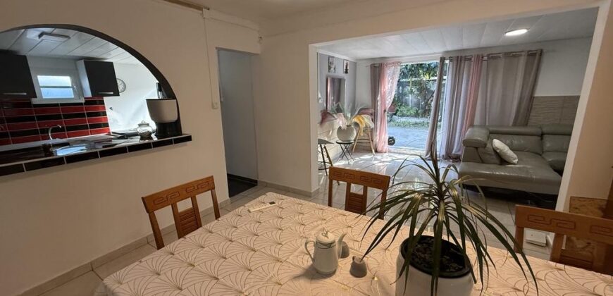 En vente une villa rénovée de 110 m2 située en fond d’une petite impasse calme à Roche Maigre