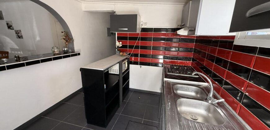 En vente une villa rénovée de 110 m2 située en fond d’une petite impasse calme à Roche Maigre