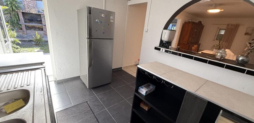 En vente une villa rénovée de 110 m2 située en fond d’une petite impasse calme à Roche Maigre
