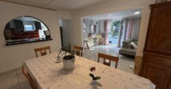 En vente une villa rénovée de 110 m2 située en fond d’une petite impasse calme à Roche Maigre