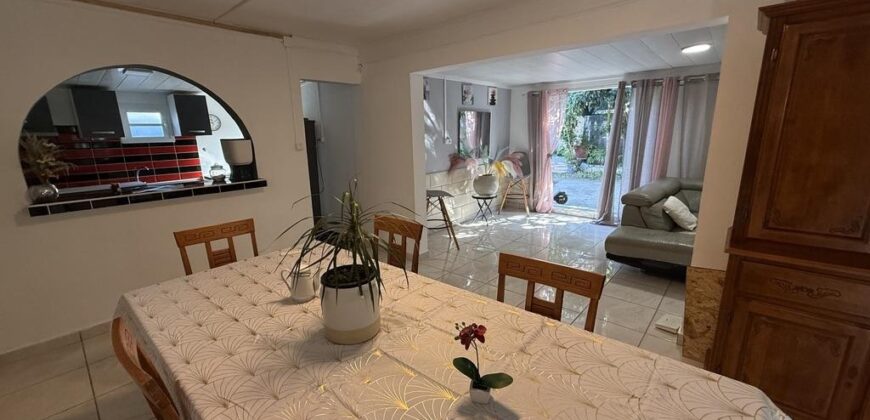 En vente une villa rénovée de 110 m2 située en fond d’une petite impasse calme à Roche Maigre