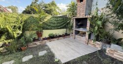 En vente une villa rénovée de 110 m2 située en fond d’une petite impasse calme à Roche Maigre