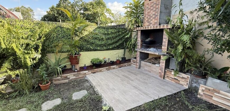 En vente une villa rénovée de 110 m2 située en fond d’une petite impasse calme à Roche Maigre
