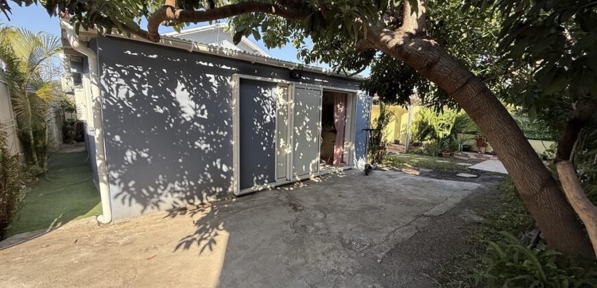 En vente une villa rénovée de 110 m2 située en fond d’une petite impasse calme à Roche Maigre