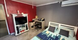 En vente une villa rénovée de 110 m2 située en fond d’une petite impasse calme à Roche Maigre