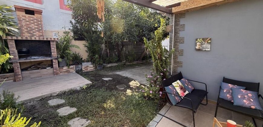 En vente une villa rénovée de 110 m2 située en fond d’une petite impasse calme à Roche Maigre