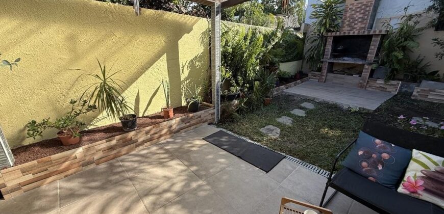 En vente une villa rénovée de 110 m2 située en fond d’une petite impasse calme à Roche Maigre